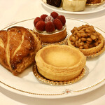 スイーツby軽井沢エレガンス - 5皿目＠ショーソン オ ポム、ラズベリーのタルト、ヌガーピニョン、レモンのタルト