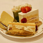 スイーツby軽井沢エレガンス - 1皿目＠ニューヨークチーズケーキ（最小限の小麦粉のチーズケーキ）、抹茶のお菓子、苺のショートケーキ、スリー（甘口ワインソーテルヌのムースに白桃•パイン•ラズベリー）