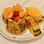 スイーツby軽井沢エレガンス - 2皿目＠ディヴァン、柑橘･ショコラノワール･スペキュロス（柑橘とスパイスクッキーのケーキ）、マンダリンとバナナ（レーズンのチョコレート入り）、オペラプラリネ（ジャンドゥーヤとキャラメルバタークリームのオペラ。去年より小さくなった？）