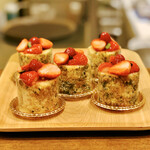 スイーツby軽井沢エレガンス - ディヴァン（ピスタチオのババロアとベリーのケーキ）