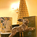 スイーツby軽井沢エレガンス - うさぎのオブジェとマカロンタワーのオブジェ（カフェエントランス）