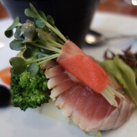 カジュアルフレンチ　アミー - タップリの野菜達をどけると綺麗なマグロさま