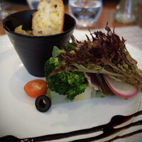 カジュアルフレンチ　アミー - 野菜のスープ(奥) マグロと季節野菜のテリーヌ