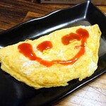 Tai Isan - ママさんお手製オムレツ風の玉子焼き。 スパイシーなチリソースでニコちゃんマークが描かれている