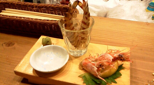 酒場やまとさん エビの踊り食いが出来る 行列の出来る庶民カウンター居酒屋さん By ご当地グルメ情報 神戸 酒場 やまと 東梅田 居酒屋 食べログ