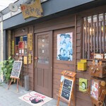 喫茶 昭和堂 - 商店街の中にとりわけレトロな外観です。