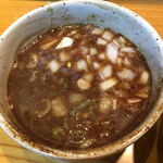 麺吉 - つけ汁にサービスの玉ねぎトッピング