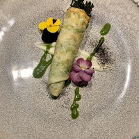 ル クーリュズ - 生海苔のクレープで巻いたイタリア品種の菜花
                    白いsauceは新たまねぎ
                    緑はルッコラのピューレ
                    お花は食用ビオラ