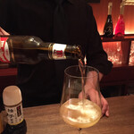 シャンパン&醤油バー フルートフルート - 店長が注いでくれますよ