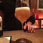 シャンパン&醤油バー フルートフルート - ワイングラスで飲むビール、美味しく感じますねぇ〜