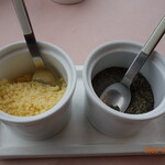 麦亭 - 粉チーズ（左）、バジル（右）