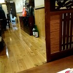 ヨイトマケ真 - 明るく綺麗な店内のカウンター後ろ側通路