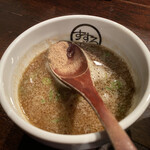 Menya Susuru - つけ汁アップ。レンゲには魚粉が盛られている