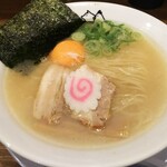 ラーメンラボ。ヒカリノサキ - 昔ラーメン  700円   豚骨に卵黄は 私的には 無し