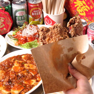 見てビックリ！大きな「大鶏排」や、人気の台湾もつ鍋を楽しむ。