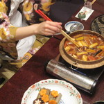 料亭 金鍋 - 美人のお世話に沸くお座敷