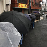 ラーメン二郎 中山駅前店 - 雨の日曜日、こんなに並んでまーす