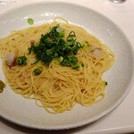 パスタモーレ - たっぷり九条葱と帆立の柚子胡椒ソースのパスタ