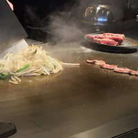 神戸牛 鉄板焼 リオ 大阪御堂筋店 - プロの手際で焼いて行くのです