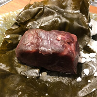 肉料理 KOJIRO - 昆布で包んだランプ肉です。いったん下げて、厨房で切り分けます
