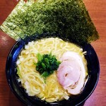 Yokohamaiekeiramensengenya - ラーメン720円麺硬め。海苔増し100円。