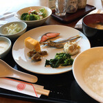 鳴子ホテル - お粥にしました。が、そのあとでクロワッサン。洋食にチェンジ。