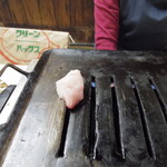 やきにく徳山 - 牛脂を一つ先に載せます