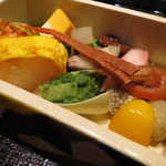 くろぎ - 花見弁当盛り込み  一夜干しした桜鯛の棒寿し 芝海老と桜海老のかき揚げ 菜の花と飯蛸 酒粕とナッツ、シャンパンとさつま芋の団子1