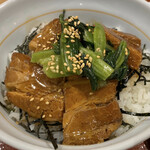 Nakau - 豚角煮丼　※上には小松菜ナムル