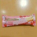 オーケー - ★★★★チョコ&クッキーサンド 恋味いちご 100円 いちごの香りが鼻に広がる