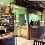 Waikoloa Coffee - もう一人のスタッフからドリンクを訊かれる それはもうコナコーヒーでしょ、Mサイズで