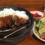 とんてつ - カツカレーです。黒いです。