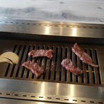 Yakiniku En - 焼いてます