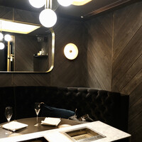 西麻布 焼肉 X - 案内された席は扇型のカップルシート