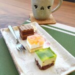 かふぇもんぺるん - 本日のケーキとカフェオレ(カップは大堀相馬焼き)