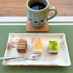 かふぇもんぺるん - 本日のケーキ、浅煎りコーヒー(カップは大堀相馬焼き)