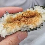 野田屋のおむすび - ・「焼きめんたい(¥130)」の断面。