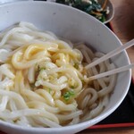 うどん屋 - 玉子を一つ投入。