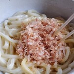 うどん屋 - 鰹節を投入。