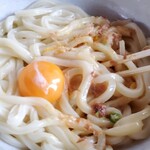 うどん屋 - 玉子2個目投入。