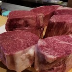 馳走 啐啄一十  - 用意されていたのは、榊山牛(雌、月齢32ヶ月、未経産、14日寝かせ)と比婆牛(広島のブランド牛、雌、月齢30ヶ月、未経産、5日寝かせ)のイチボ、ヒレ、サーロイン等です。