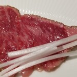 馳走 啐啄一十  - ①炭火焼き比婆牛サーロインたたき
      14日寝かせてあるので食肉としては食べ頃で旨みがたっぷり。
      しかし、後味に牛肉独特のエグみを感じます。
      これが食べ疲れの原因みたいです