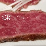 馳走 啐啄一十  - ②炭火焼き榊山牛サーロインたたき
      5日しか寝かせてない状態で食肉としては準備不足な状態ですが、脂の融点が低く旨みと甘みがサッとやって来てサッと消えていきます。