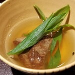 馳走 啐啄一十  - ③炭火焼き榊山牛腕の煮込み、真昆布&いりこ、鰹節、鯖節、あご節の出汁のお椀
      炭火焼きした腕肉を煮込み、軟らかな仕上げ
      脂の融点が低いため脂が溶け出して、お出汁に旨みが拡がりいつもとは別物の味わい