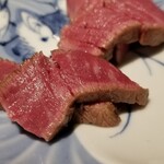 馳走 啐啄一十  - ④炭火焼き榊山牛ヒレのたたき
      脂の少ない部位のため5日間の寝かせだと旨みが深まり切っていないため、甲乙付けがたい印象。
      しかし、後味が軽やかな特徴は同じ