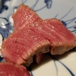馳走 啐啄一十  - ⑤炭火焼き比婆牛ヒレのたたき
      14日寝かせと食肉としての状態が良いため旨みが濃い
      けれども後味も濃く、あまり好みでは無い