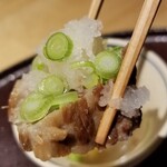 馳走 啐啄一十  - ⑥炭火焼き榊山牛肩こぶの塩煮
      今度は肩こぶを塩煮にしたもので、繊維がホロホロとほどけるような軟らかさ
      スッキリとした味わいで牛肉のエグみを感じません。