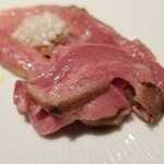 馳走 啐啄一十  - ⑨炭火焼き広島牛の牛たん
      間を繋ぐノンブランドの広島牛の牛たん
      これも焼き肉屋さんなら国産牛たんでお値段が高いのでしょうね。
      噛み応えと旨みがあります。