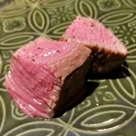 馳走 啐啄一十  - ⑩炭火焼き榊山牛ヒレのサイコロステーキ
      5日寝かせなのでやはり硬さが残りますが、旨みと甘みが特徴的です
      何よりも後味が余韻がありつつもサッと消え去るのが良い