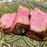 馳走 啐啄一十  - ⑪炭火焼き比婆牛ヒレのサイコロステーキ
      14日寝かせと食肉としての状態が良いため旨みが濃い
      肉好きならこちらを好む方もいると思います。
      けれども後味も濃く、私には向かないかも